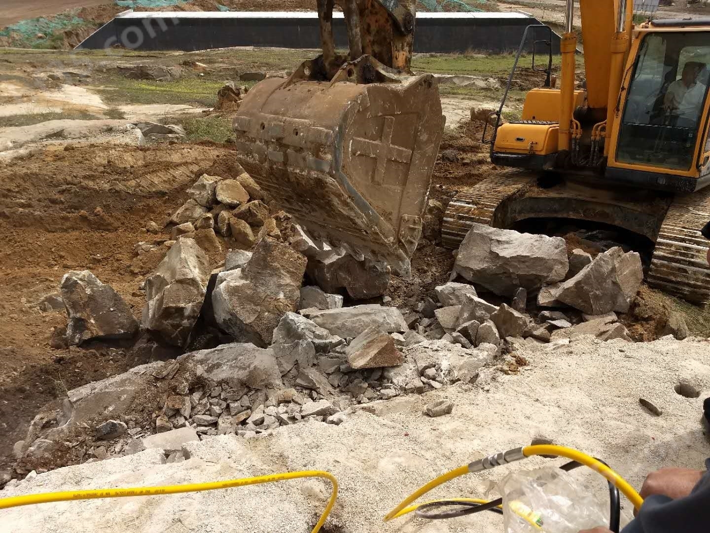 矿山岩石破碎柱塞式劈裂棒郴州原厂配件专卖